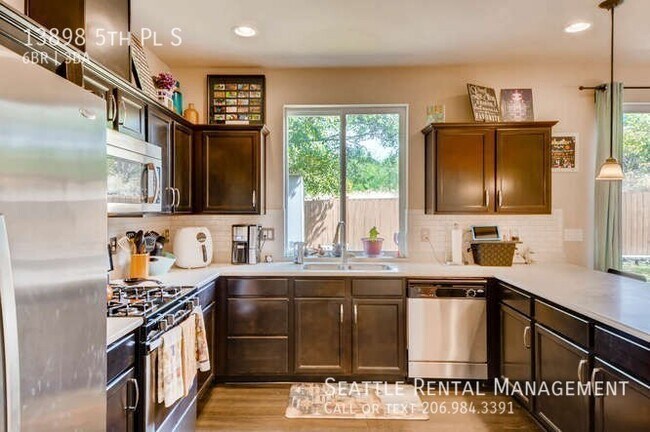 Building Photo - Burien - Rare 6 Bedroom Home Hidden Betwee...