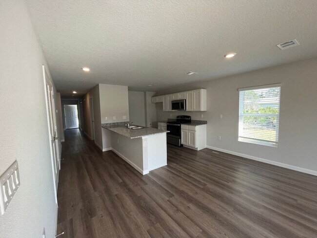 Building Photo - Beautiful 4 Bedroom Home with Huge yard!