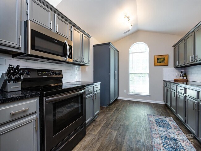 Building Photo - 7731 Ivy Hollow Dr