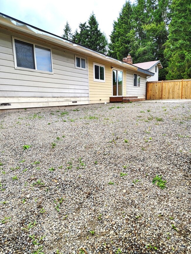 Building Photo - ******* FANTASTIC RAMBLER in friendly neig...