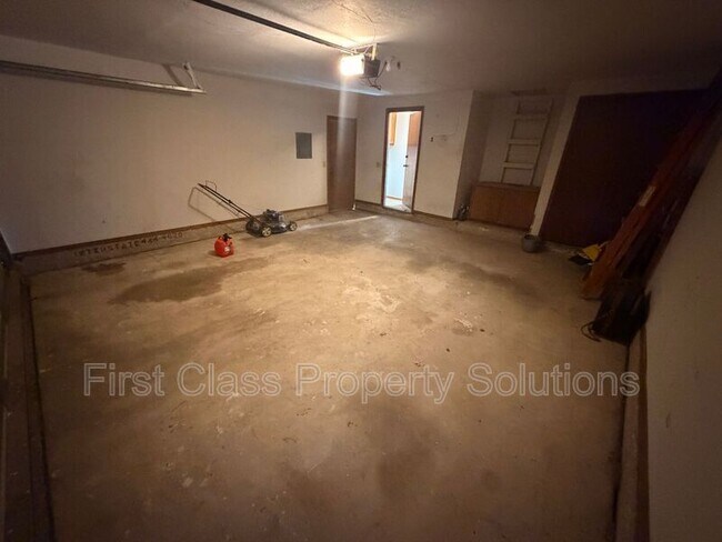 Building Photo - 8613 E Parkridge Dr
