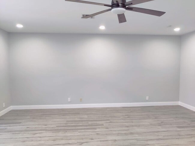 Building Photo - 6815 Via Regina