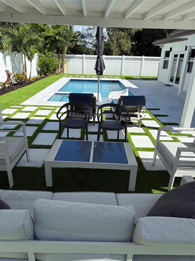 Building Photo - 1637 SE 1st St