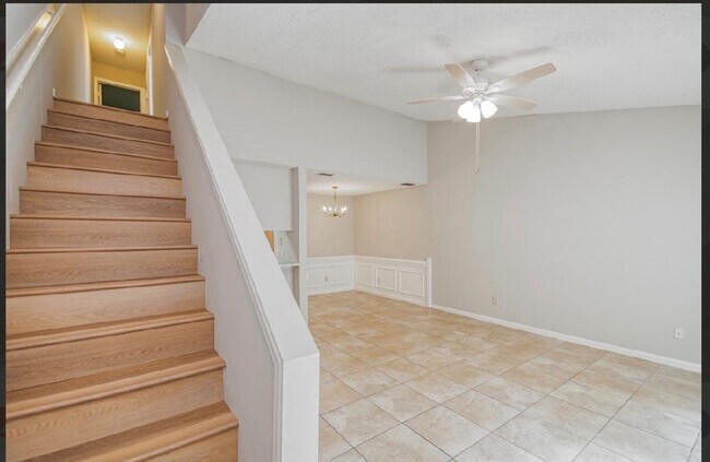 Building Photo - Fully renovated 3 BR/ 2 BA townhome off of Capital Park Circle