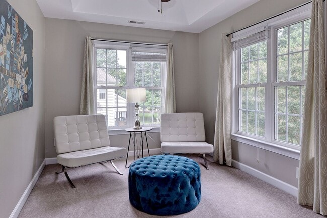 Building Photo - Spacious 5BR/4BA Home in Yorktown – Convenient Location and Comfortable Living