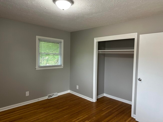 Building Photo - 3369 Holwyn Rd