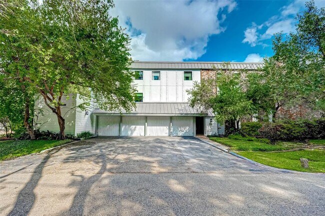 Building Photo - 8986 Chatsworth Dr