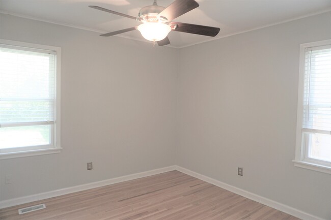 Building Photo - 3 Bed 2 Baths In Midtown Charmer With Cove...