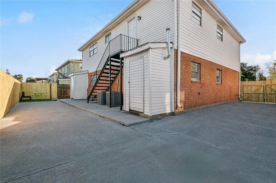 Building Photo - 2427 Octavia Dr