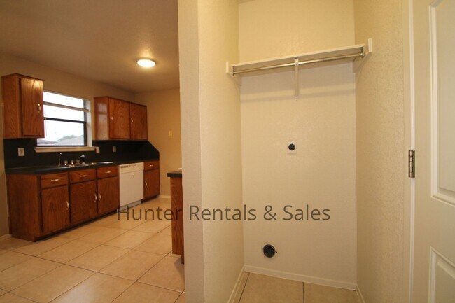 Building Photo - 4604 Fieldcrest Dr