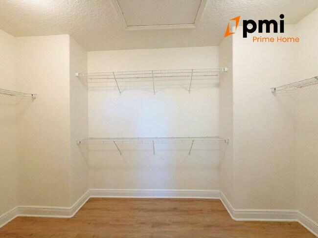 Building Photo - "Spacious Elegance Awaits: 5-Bedroom Home with 3.5 Baths in Winter Garden"