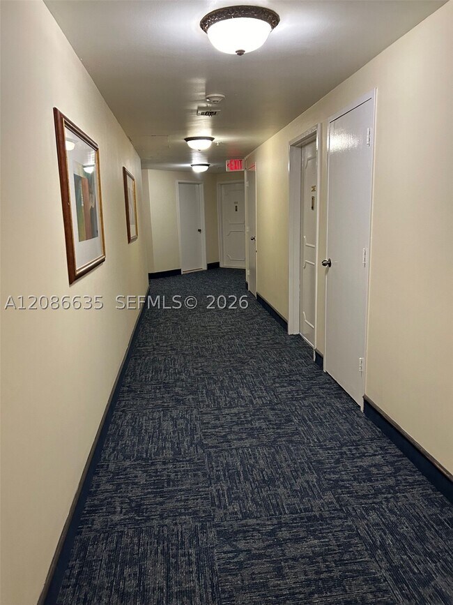 Building Photo - 905 Brickell Bay Dr