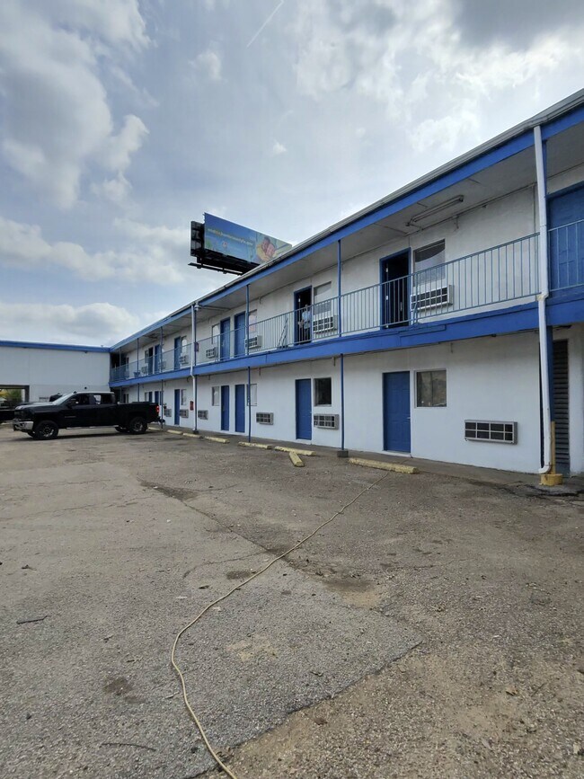 Building Photo - 711 Pasadena Fwy