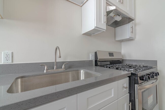 Building Photo - 400 N Coronado St