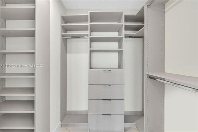 Building Photo - 700 NE 24th St