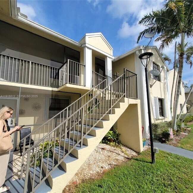 Building Photo - 999 Hamilton Dr