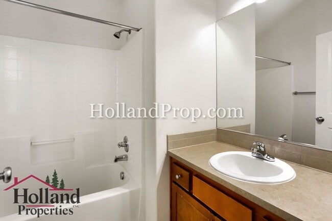 Building Photo - Charming 2-Bedroom Beaverton Townhome with Attached Garage!