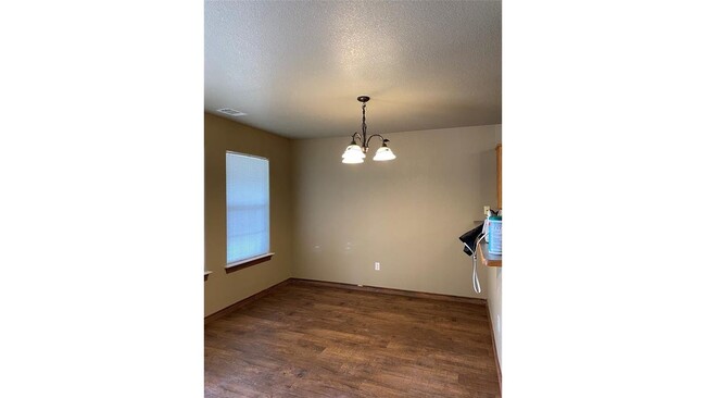 Building Photo - 10910 Shady Oaks Dr