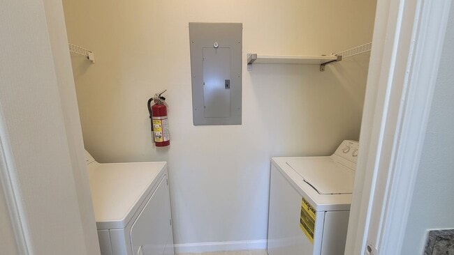 Building Photo - The Villas Condominiums  2/2 AVAILALBE NOW!