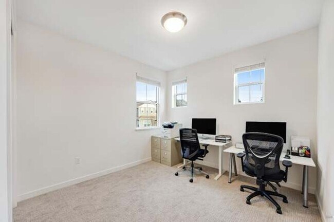 Building Photo - Beautiful, light filled home with EV charger, cozy backyard, very convenient SWSR location