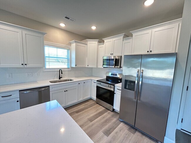 Building Photo - The Landing at Lewis Creek |