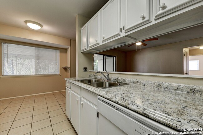 Building Photo - Charming Home Awaits: Spacious & Modern Living in a Prime Location