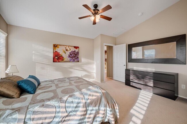 Building Photo - Move in ready 3 bedroom plus a den!
