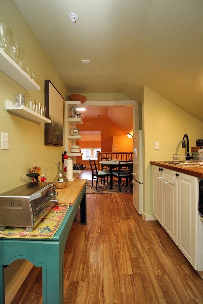 Building Photo - 4033 SE Hawthorne Blvd