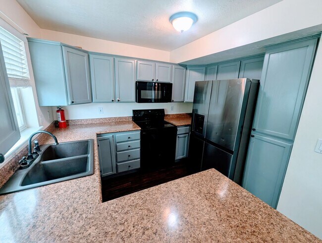 Building Photo - 749 Country Club Dr