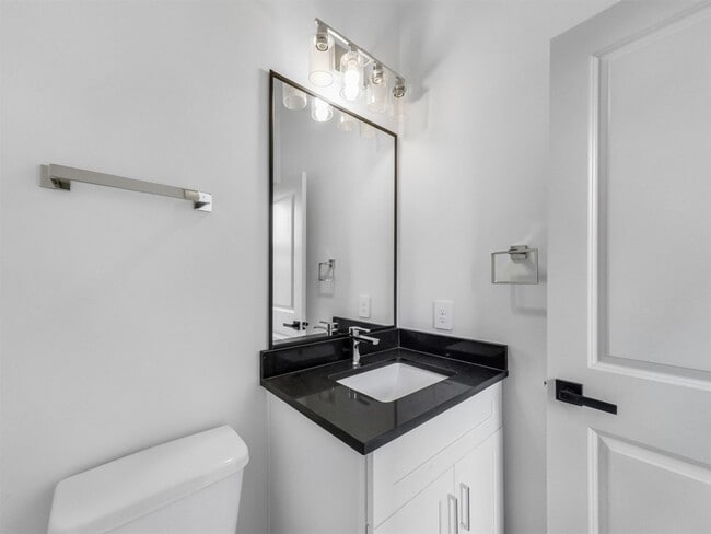 Building Photo - 2410 Vaughn St