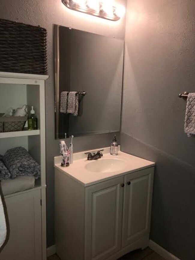 Building Photo - Pre leasing for fall 2026! 3/3 in Medical District!