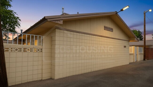 Building Photo - Large Move-In Ready 1-Bedroom Near Kirtland AFB