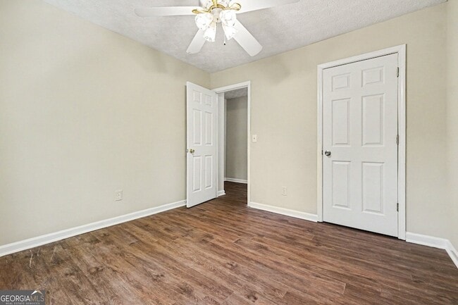 Building Photo - 181 N Springs Dr