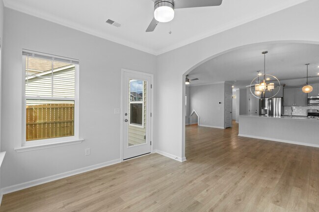 Building Photo - 837 Peony Ln