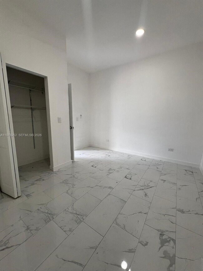 Building Photo - 1375 NE 135th St