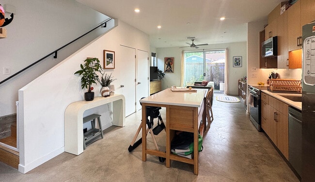 Building Photo - 2284 India St