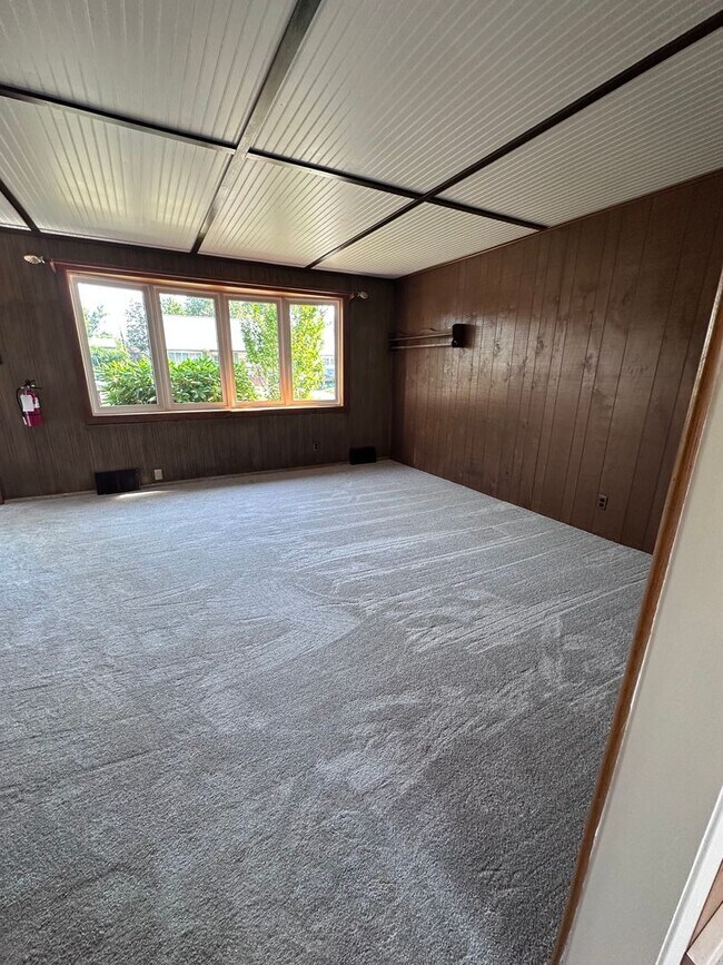 Building Photo - Cape Cod in Middletown 4 bedroom