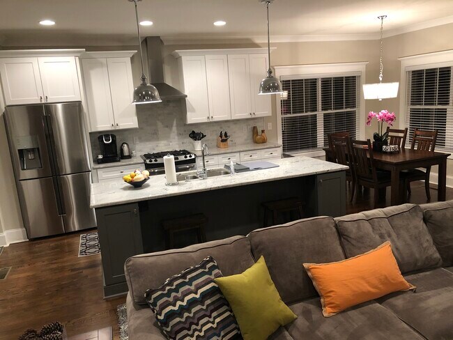 Building Photo - 1011 Everett Pl