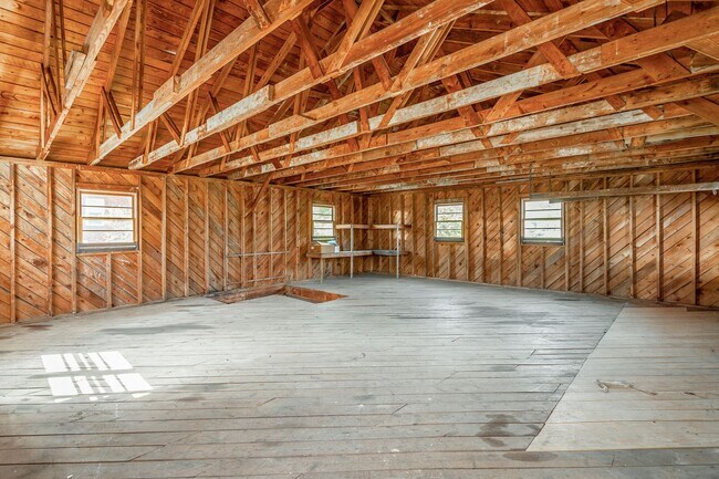 Building Photo - 3 Bedroom 2 Bath Classic