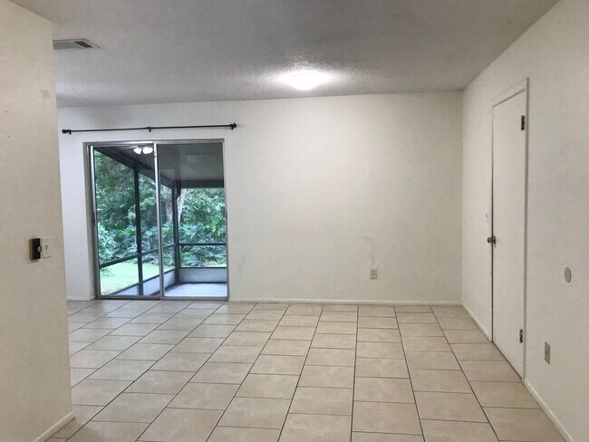 Building Photo - 2200 Pine Hill Pl