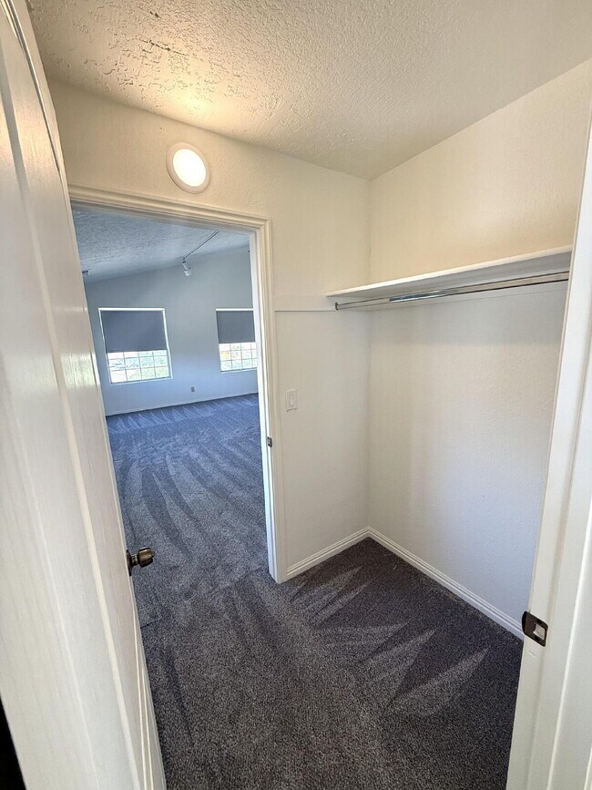 Building Photo - AVAILABLE AUGUST 4TH- RENT - 5 BDRM - 5 1/2 BATH - VIEWS VIEWS VIEWS