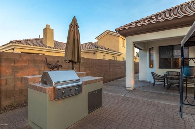 Building Photo - 908 Elm St