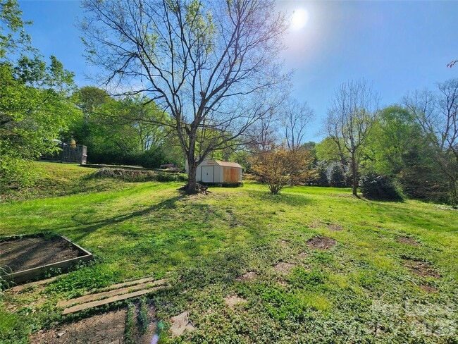 Building Photo - 121 Willow Ln NW