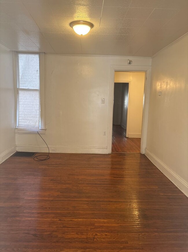 Building Photo - 1st Floor 1 Bedroom Apartment-York City SD