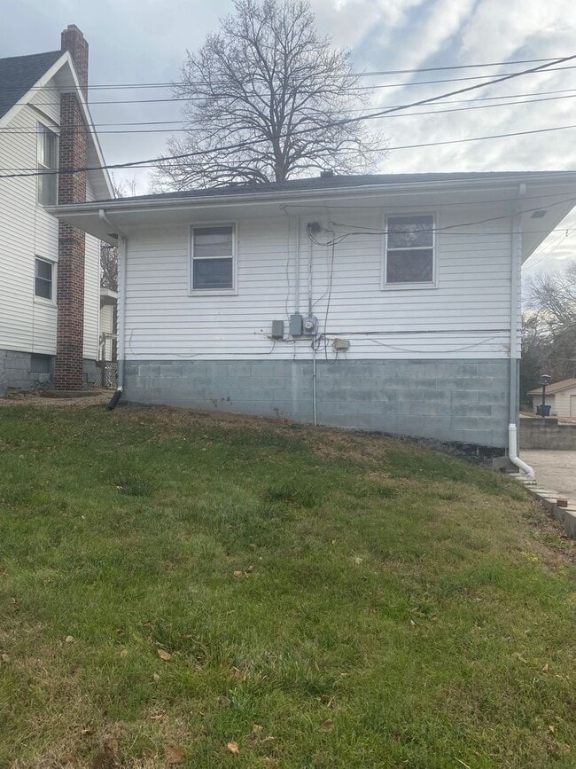 Building Photo - 730 E 12th St