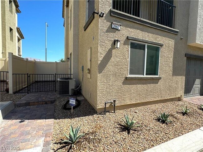 Building Photo - 2662 Champagne Gold Ave
