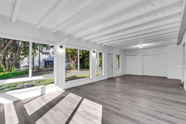 Building Photo - 648 South Dr