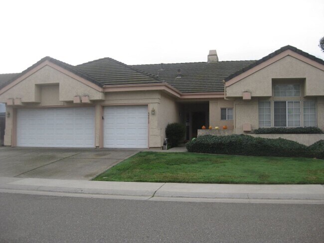 Building Photo - 3 Bedroom 2 Bathroom Single Story Home in ...