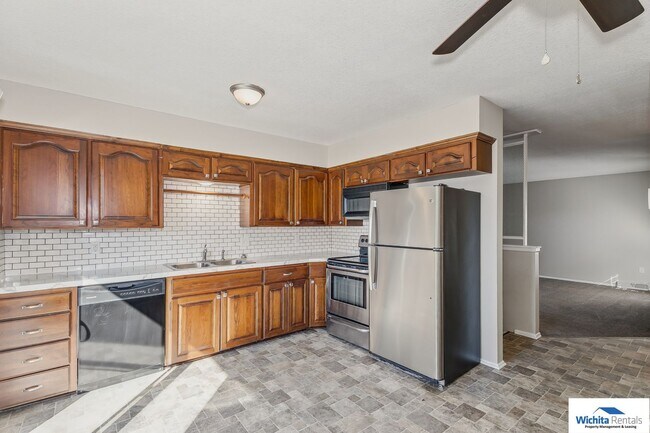Building Photo - 3 bedroom 2 bath duplex - SE Wichita