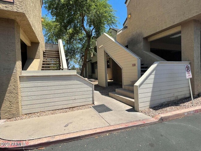 Building Photo - 2035 S Elm St